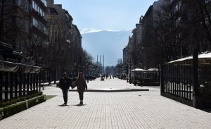 Простащината и липсата на толерантност: Защо младите бягат от България – не са виновни само политиците Простащината и липсата на толерантност: Защо младите бягат от България – не са виновни само политиците