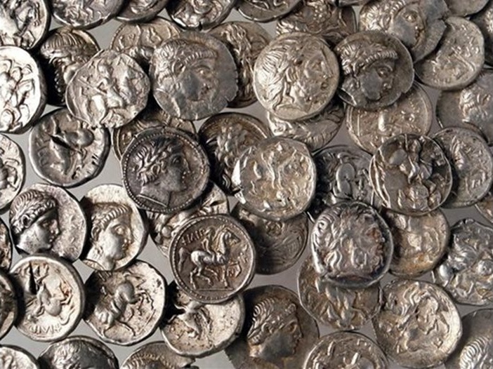 Историческо откритие край Стокхолм: Рибар намери 20 000 сребърни монети от XII век в градината си Историческо откритие край Стокхолм: Рибар намери 20 000 сребърни монети от XII век в градината си