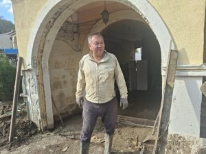 Къде са Арабаджиеви? Рашид от Казахстан чисти калта в Елените 20 дни след потопа