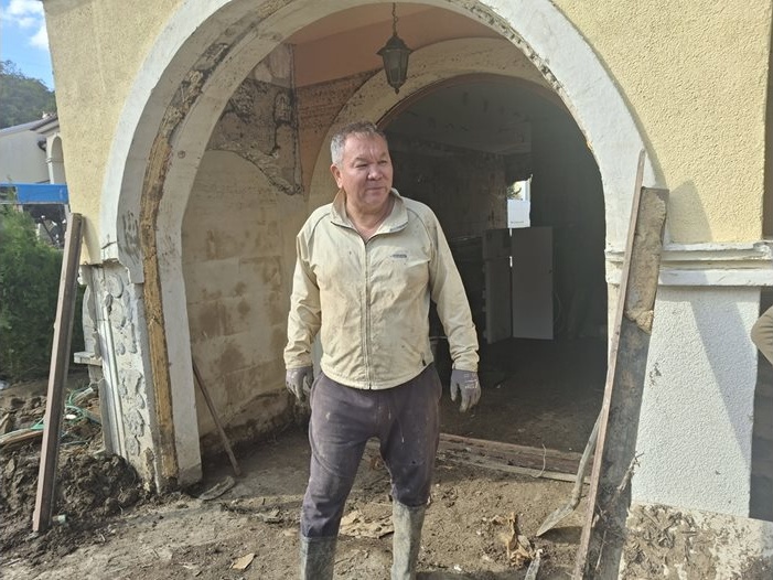 Къде са Арабаджиеви? Рашид от Казахстан чисти калта в Елените 20 дни след потопа Къде са Арабаджиеви? Рашид от Казахстан чисти калта в Елените 20 дни след потопа