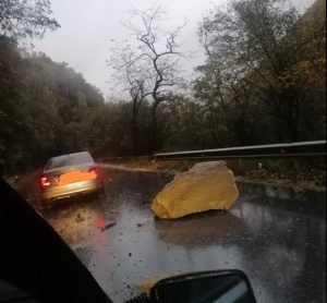 Серия от инциденти: Паднали скали и наводнения създават хаос по пътя Самоков – София Серия от инциденти: Паднали скали и наводнения създават хаос по пътя Самоков – София