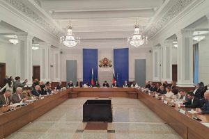 Тристранката отхвърли отпадането на почивния понеделник: МТСП, синдикатите и част от бизнеса са против промените на ДСБ Тристранката отхвърли отпадането на почивния понеделник: МТСП, синдикатите и част от бизнеса са против промените на ДСБ