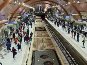 Изгубено 6-годишно дете в столичното метро – бързата реакция на граждани и служители го върна при родителите Изгубено 6-годишно дете в столичното метро – бързата реакция на граждани и служители го върна при родителите