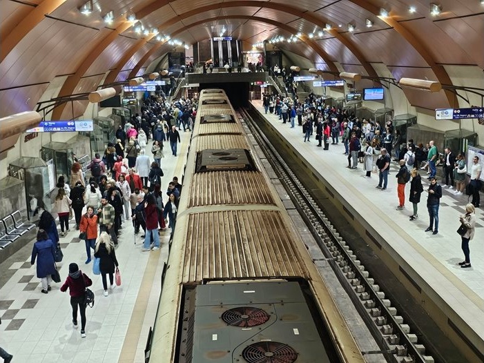 Изгубено 6-годишно дете в столичното метро – бързата реакция на граждани и служители го върна при родителите