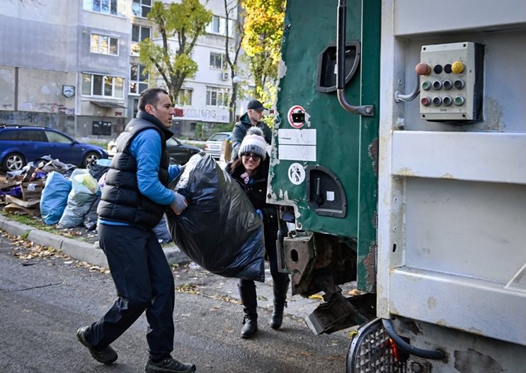Кризата с боклука в „Люлин“ и „Красно село“ продължава: Нужни са 12 камиона с екипи за пълно покритие Кризата с боклука в „Люлин“ и „Красно село“ продължава: Нужни са 12 камиона с екипи за пълно покритие