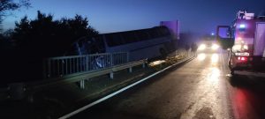Катастрофа край Харманли: Автобус с 14 работници спря на ръба на дере заради отнето предимство от ТИР