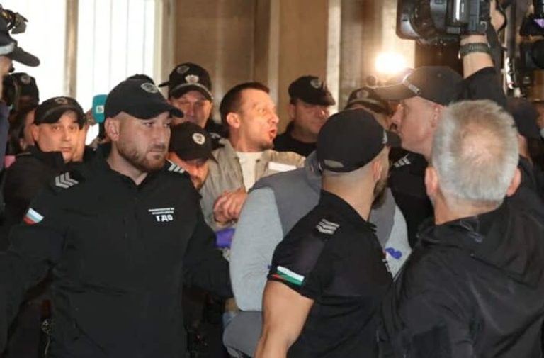 Д-р Хасърджиев и Дряновски в съда с белезници; Актьорът Росен Белов спринтира, за да избегне медиите