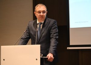 Минималната заплата от 1213 лв. не е сигурна: Гуцанов чака бюджета, бизнесът против Минималната заплата от 1213 лв. не е сигурна: Гуцанов чака бюджета, бизнесът против