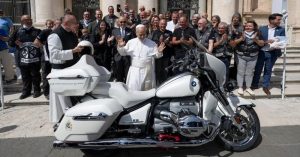 Уникален BMW мотоциклет, подписан от папа Лъв XIV, продаден за 156 000 евро Уникален BMW мотоциклет, подписан от папа Лъв XIV, продаден за 156 000 евро