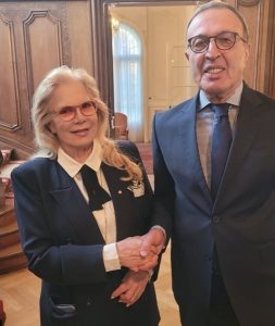 Българско самочувствие и рози: Петър Стоянов посрещна Силви Вартан в София Българско самочувствие и рози: Петър Стоянов посрещна Силви Вартан в София