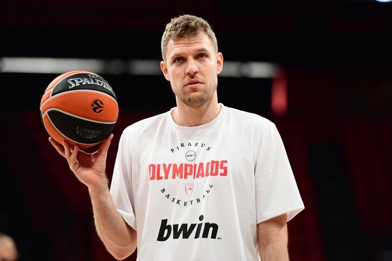 Новак Джокович гледа загуба на Везенков и "Олимпиакос" от "Монако" Новак Джокович гледа загуба на Везенков и "Олимпиакос" от "Монако"