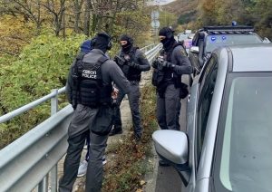 ГДБОП разби група за наркотрафик: Двама задържани в София, Петрич и Сливен с 2.5 кг канабис ГДБОП разби група за наркотрафик: Двама задържани в София, Петрич и Сливен с 2.5 кг канабис