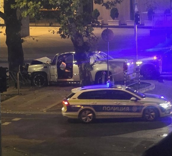 Пиян 25-годишен шофьор с Кадилак предизвика катастрофа в центъра на Пловдив Пиян 25-годишен шофьор с Кадилак предизвика катастрофа в центъра на Пловдив