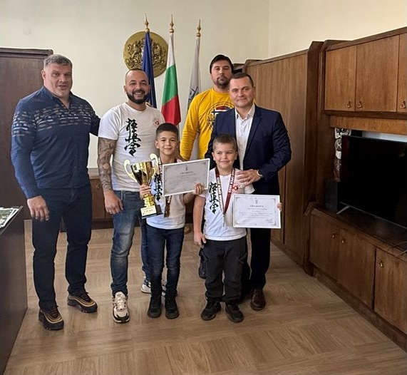 Кметът на Русе отличи малките каратисти от „Бушин“ след триумфалния им дебют в Букурещ Кметът на Русе отличи малките каратисти от „Бушин“ след триумфалния им дебют в Букурещ