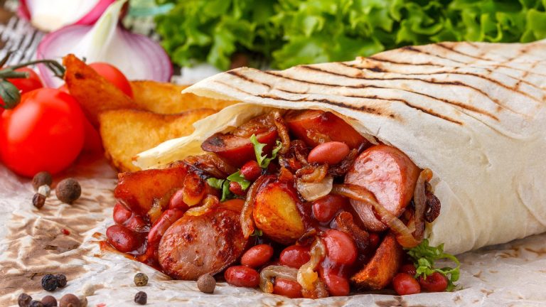 Вкусно изкущение: Как "Шаурма с кладница, боб и наденички" води до дебат за правилния тиган Вкусно изкущение: Как "Шаурма с кладница, боб и наденички" води до дебат за правилния тиган