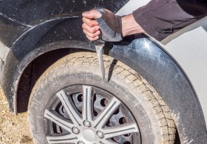 Масов вандализъм край Вършец: 10 автомобила в Спанчевци осъмнаха с нарязани гуми
