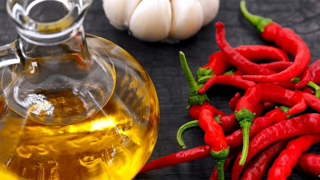 Домашно чили масло: Две лесни рецепти за повече вкус и пикантност в кухнята Домашно чили масло: Две лесни рецепти за повече вкус и пикантност в кухнята