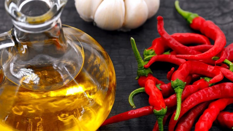 Домашно чили масло: Две лесни рецепти за повече вкус и пикантност в кухнята Домашно чили масло: Две лесни рецепти за повече вкус и пикантност в кухнята