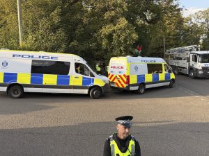 Терористична атака в Манчестър: Кола се вряза в хора пред синагога на Йом Кипур, полицията разглежда антисемитски мотив