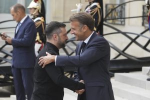 Западът на кръстопът: Да превърне ли Украйна в „стоманено бодливо свинче“ с руски пари?