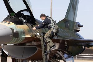 Още два изтребителя F-16 Block 70 пристигат в България всеки момент