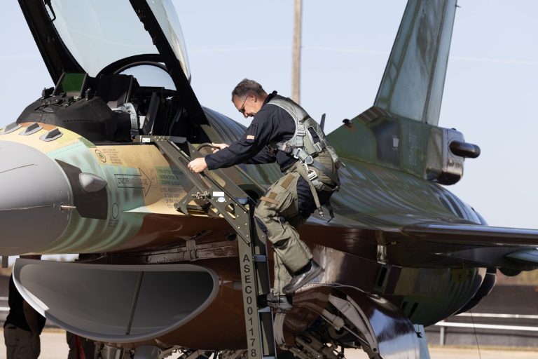 Още два изтребителя F-16 Block 70 пристигат в България всеки момент Още два изтребителя F-16 Block 70 пристигат в България всеки момент