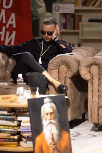 Иван Комита представи "Ахимса" с изстрели, молитви и новина за сериал по "Хранилка"
