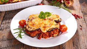 Гръцка мусака в мултикукър: От класика с бешамел до модерни вегетариански варианти
