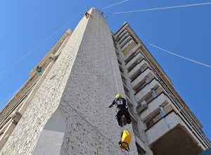 Виктор Асенов покори 60-метрова сграда за 11:56 минути в подкрепа на Планинско спасяване