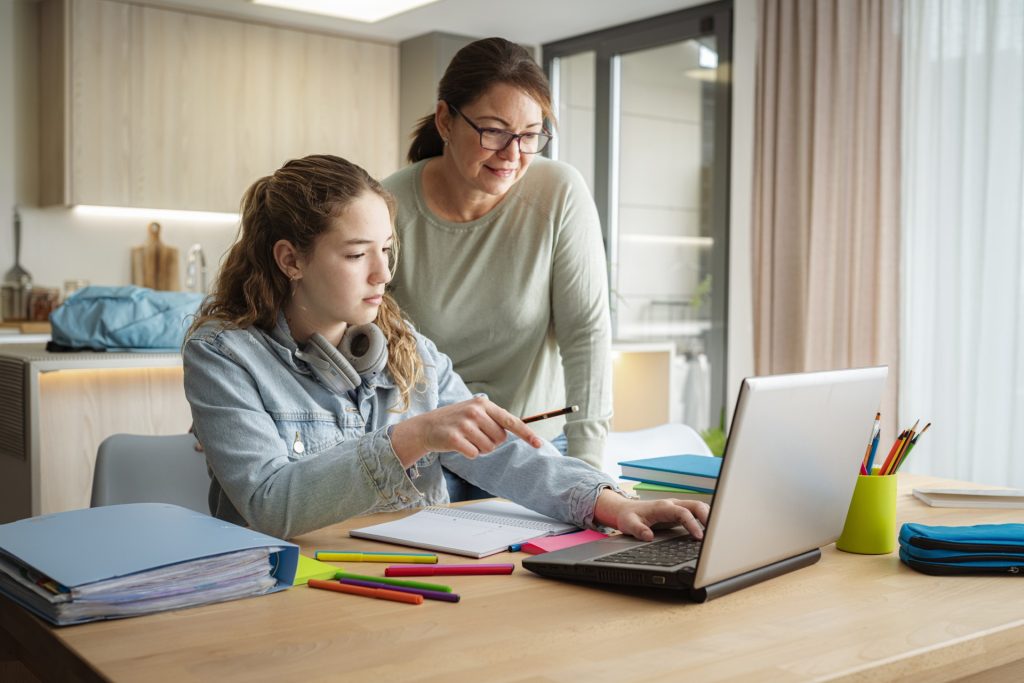 Gen Z слуша родителите си за кариерата, но 77% ги водят и на интервюта: Какво да знаят семействата?