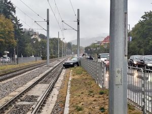 Хаос в София: Шофьор вкара кола на трамвайните релси, столицата отчита 35% ръст на жертвите