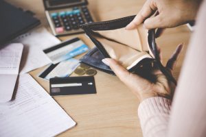 Капаните на бързите кредити: Българи плащат до 200% вместо 65% заради скрити такси