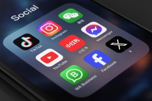 "6-7": Феноменът от TikTok, който обърква възрастните и превръща безсмислието в езикова тенденция