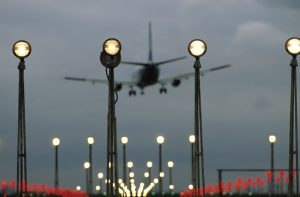 Кризата в САЩ парализира въздушния трафик: Хиляди полети отменени заради недостиг на диспечери
