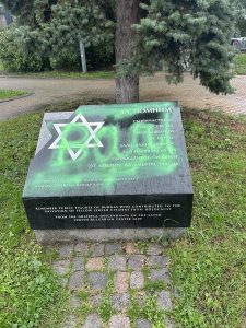 Вандализираха паметника на спасението на бургаските евреи: Прокуратурата се самосезира след втори акт на посегателство