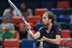 Медведев прекъсна лоша серия: Взе сладък реванш от 19-годишния Лърнър Тиен в Шанхай