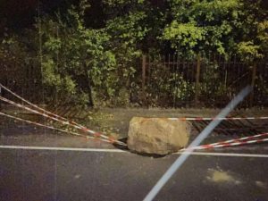 Скала от Царевец падна върху такси: Пътят Велико Търново – Арбанаси е затворен заради свлачища