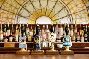 Във Великобритания пъбовете ще работят до сутринта за спасяване на икономиката: Критици виждат “харта за хаос”