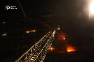 Масирана руска атака с над 116 дрона прекъсна тока в Киев; пожар в 17-етажен блок
