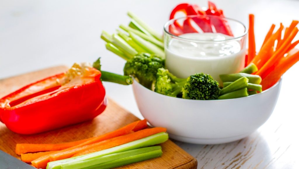 Изненадващо вкусни мезета: Суровите зеленчуци и изкуството на стилното сервиране