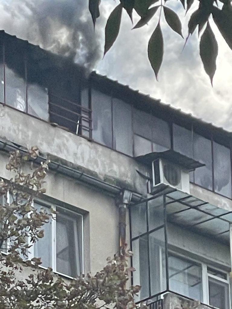 Голям пожар в Пловдив: Пет екипа гасиха огън, обхванал три апартамента и покрива