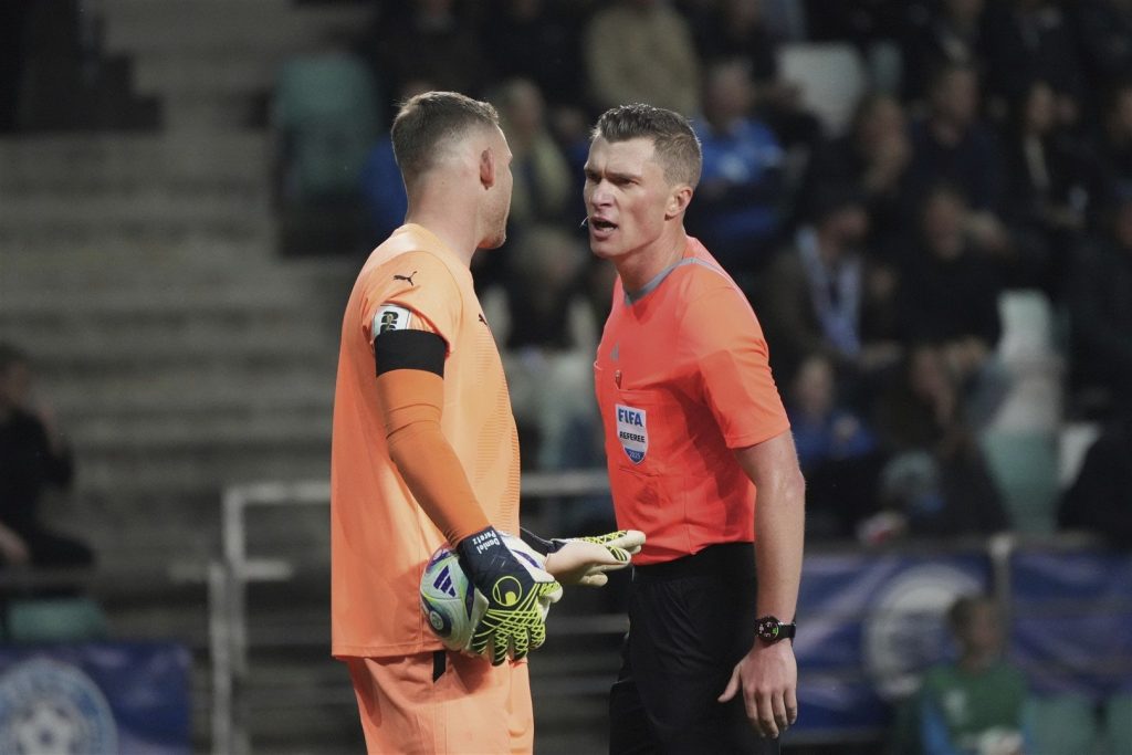 Брокер на недвижими имоти от Франция свири Испания – България: Арбитърът, който не пести дузпи