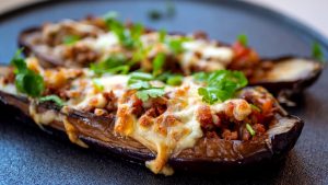 Запечени патладжани със сирене и моцарела: Как да избегнем горчивината и да опитаме новите вариации