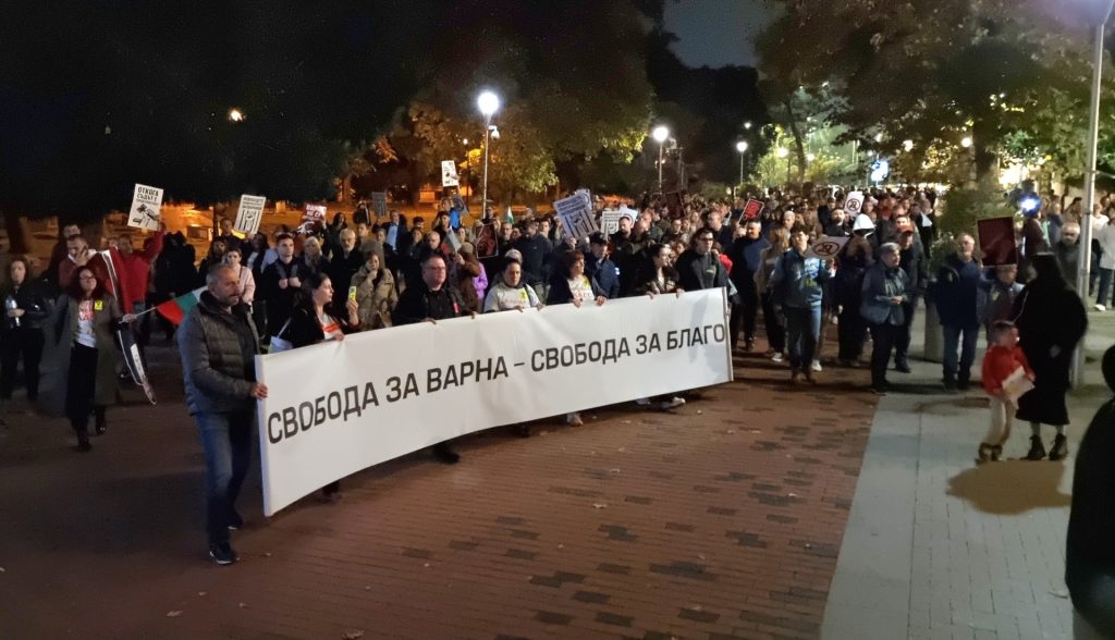 Варна отново протестира: Благомир Коцев изпрати писмо от ареста до Брюксел Варна отново протестира: Благомир Коцев изпрати писмо от ареста до Брюксел