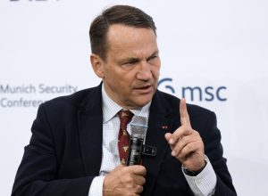 Шикорски: Европа трябва да изгради "стена срещу дронове" и да е готова за руски удари дълбоко в територията си
