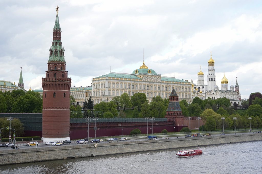 Кремъл отхвърля прогнозите на Тръмп за икономически срив на Русия Кремъл отхвърля прогнозите на Тръмп за икономически срив на Русия