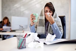 Защо почивката е биологичен императив: Какво се случва, когато "изкарваме" вирусите на крак?