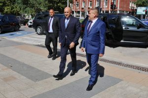 Експерт по сигурност предупреждава: Смяната на служебен автомобил с личен крие висока опасност за президента Радев