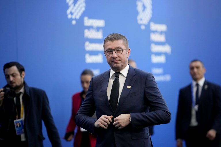 Мицкоски: Няма безусловно вписване на българите в Конституцията без гаранции от ЕС Мицкоски: Няма безусловно вписване на българите в Конституцията без гаранции от ЕС