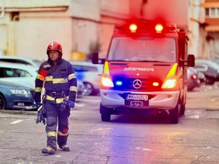 Двама загинали и десетина ранени след мощна експлозия в жилищен блок в Букурещ